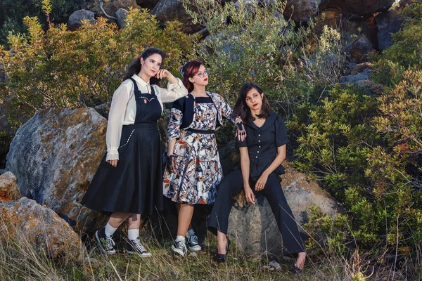 Grupo Tres Chicas Posando Naturaleza Con Ropa Vintage — Foto de Stock