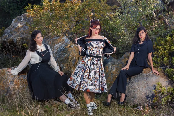 Grupo Tres Chicas Posando Naturaleza Con Ropa Vintage — Foto de Stock