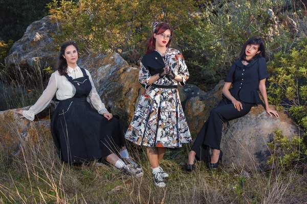 Groep Van Drie Meisjes Poseren Natuur Met Vintage Kleding — Stockfoto