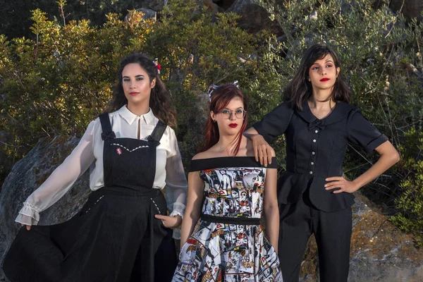 Grupo Tres Chicas Posando Naturaleza Con Ropa Vintage — Foto de Stock