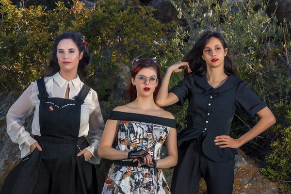 Grupo Tres Chicas Posando Naturaleza Con Ropa Vintage — Foto de Stock