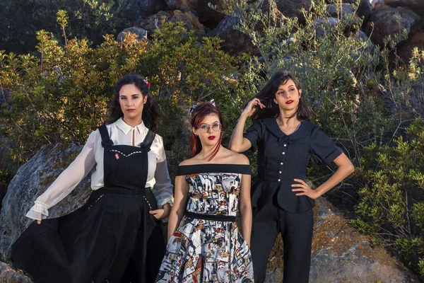 Grupo Tres Chicas Posando Naturaleza Con Ropa Vintage — Foto de Stock