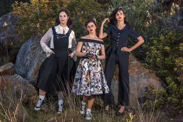Gruppe Tre Piger Poserer Naturen Med Vintage Tøj - Stock-foto