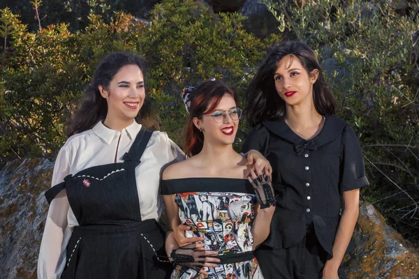 Ομάδα Τρία Κορίτσια Ποζάρουν Στη Φύση Vintage Ρούχα — Φωτογραφία Αρχείου