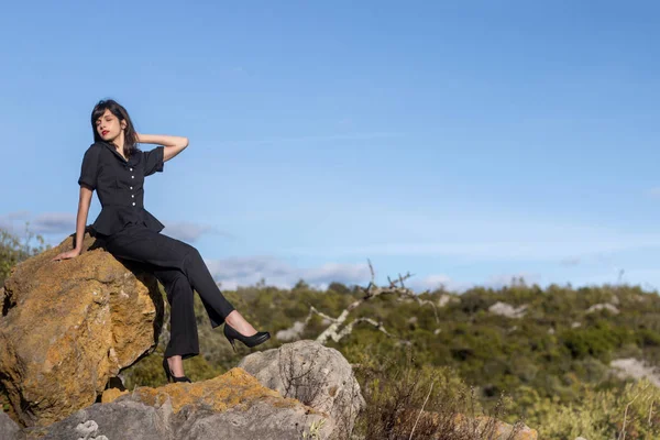 Chica Posando Parte Superior Roca Naturaleza Con Ropa Vintage — Foto de Stock