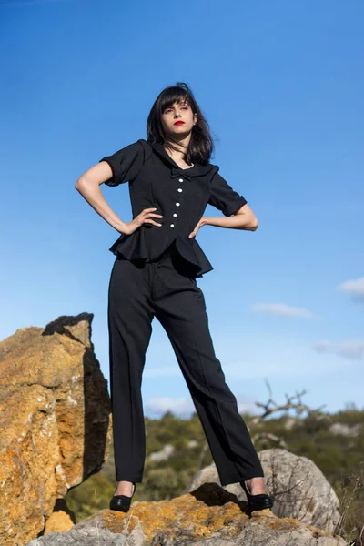 Chica Posando Parte Superior Roca Naturaleza Con Ropa Vintage — Foto de Stock