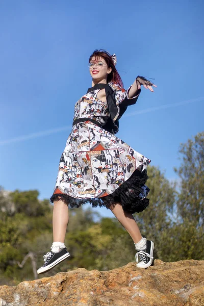 Chica Posando Parte Superior Roca Naturaleza Con Ropa Vintage — Foto de Stock