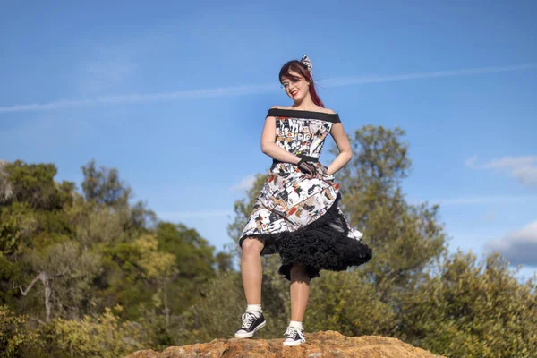 Chica Posando Parte Superior Roca Naturaleza Con Ropa Vintage — Foto de Stock