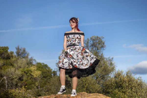 Chica Posando Parte Superior Roca Naturaleza Con Ropa Vintage — Foto de Stock