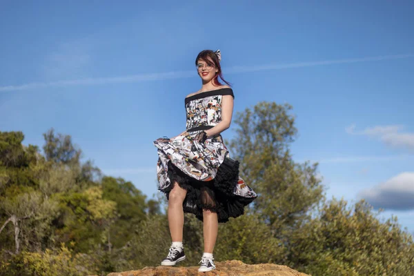 Chica Posando Parte Superior Roca Naturaleza Con Ropa Vintage — Foto de Stock