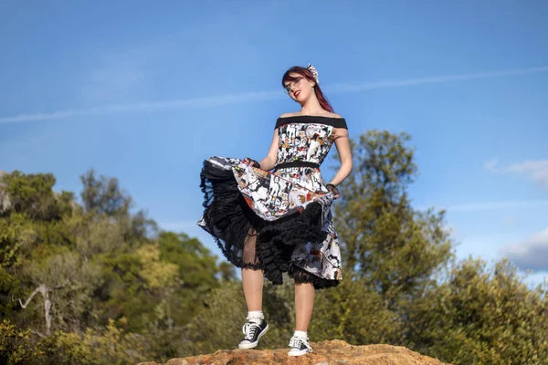 Девушка Позирует Вершине Скалы Природе Винтажной Одежде — стоковое фото