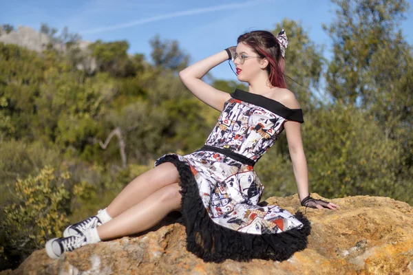 Flicka Poserar Ovanpå Rock Naturen Med Vintage Kläder — Stockfoto