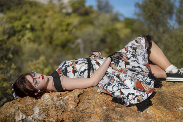 Menina Posando Topo Rock Natureza Com Roupas Vintage — Fotografia de Stock