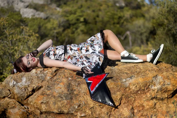 Chica Posando Parte Superior Roca Naturaleza Con Ropa Vintage — Foto de Stock