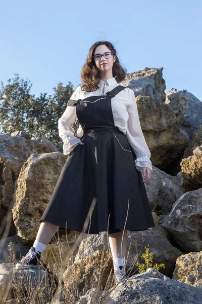 Ragazza Posa Sulla Roccia Natura Con Abiti Vintage — Foto Stock