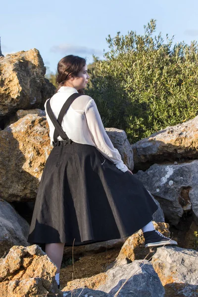 Chica Posando Parte Superior Roca Naturaleza Con Ropa Vintage — Foto de Stock