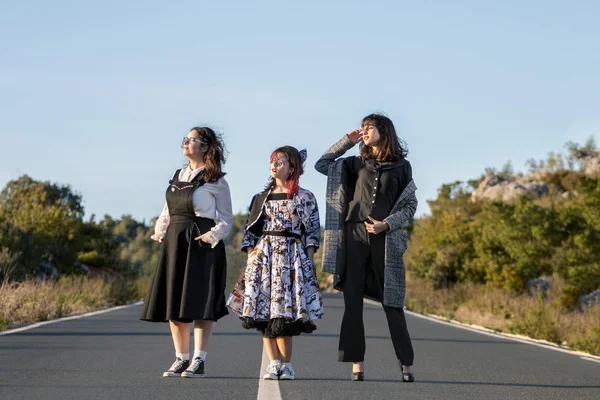 Chicas Posando Medio Carretera Con Ropa Vintage — Foto de Stock