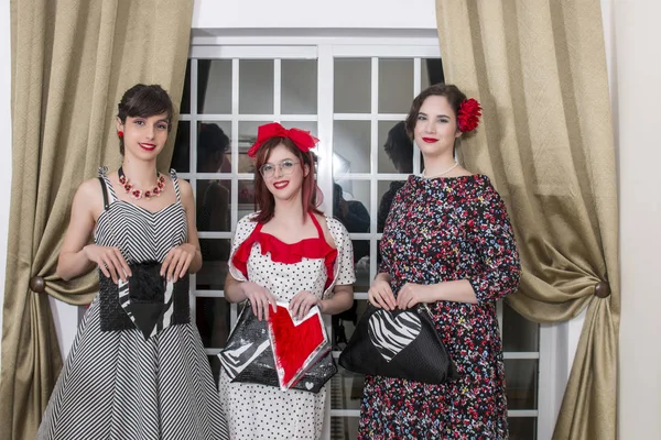 Chicas Posando Con Ropa Vintage Interior Casa Lujo — Foto de Stock