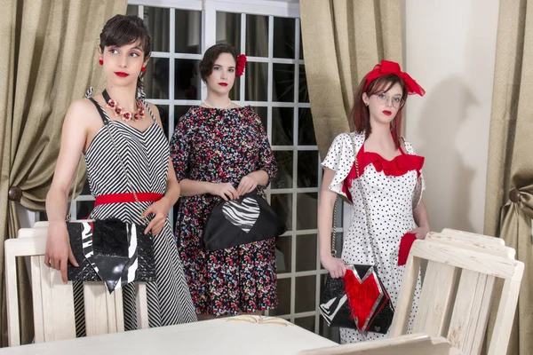 Chicas Posando Con Ropa Vintage Interior Casa Lujo — Foto de Stock