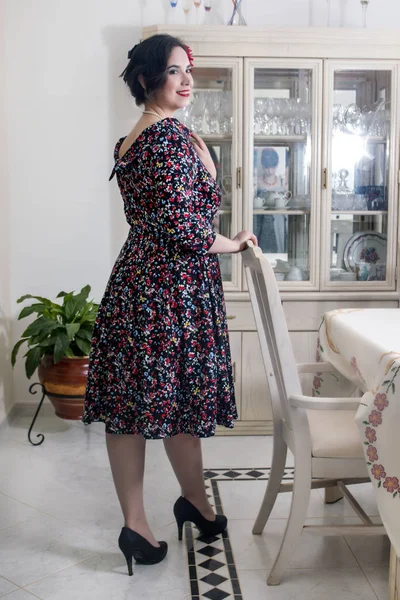Meisje Poseren Met Vintage Kleding Binnen Luxe Huis — Stockfoto