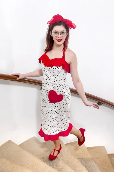 Menina Posando Com Roupas Vintage Dentro Casa Luxo — Fotografia de Stock