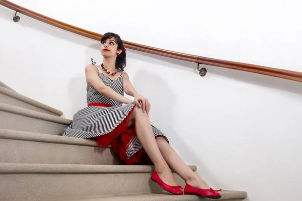 Menina Posando Com Roupas Vintage Dentro Casa Luxo — Fotografia de Stock