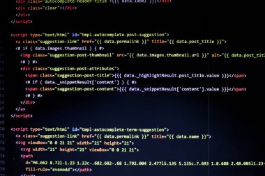 Bilgisayar web sayfası kodu html dosyası içinde yakın çekim.
