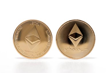 Beyaz bir arka plan üzerinde parlak altın ethereum paraları.
