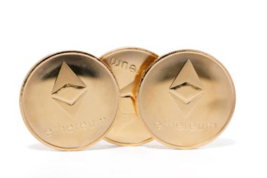Beyaz bir arka plan üzerinde parlak altın ethereum paraları.