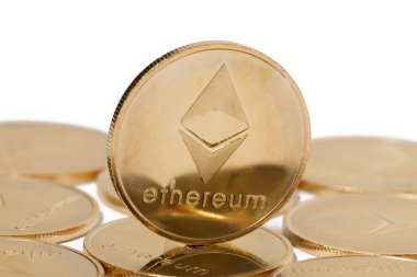 Beyaz bir arka plan üzerinde parlak altın ethereum paraları.