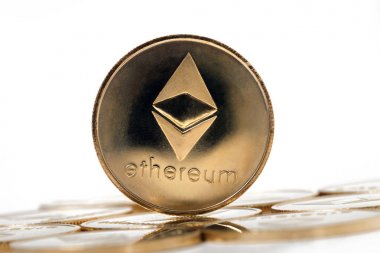 Beyaz bir arka plan üzerinde parlak altın ethereum paraları.