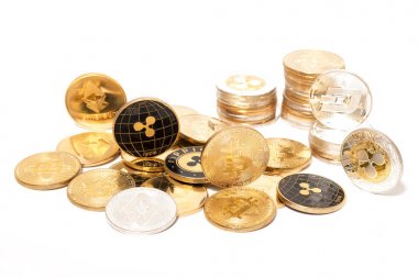 Beyaz bir arka plan üzerinde parlak Kripto para sikke.