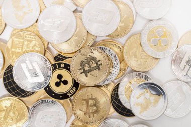 Birçok farklı parlak Kripto para sikke yığını.