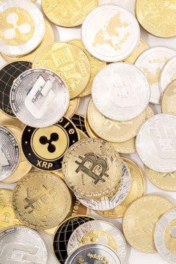 Birçok farklı parlak Kripto para sikke yığını.