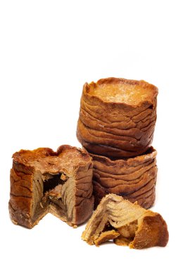 Beyaz bir arka plan üzerinde izole ünlü Portekizli folar pasta.