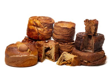 Beyaz bir arka plan üzerinde izole ünlü Portekizli folar kek karışımı.