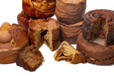 Beyaz bir arka plan üzerinde izole ünlü Portekizli folar kek karışımı.