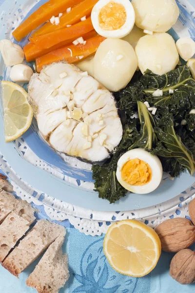 典型的葡萄牙餐与鳕鱼鱼与胡萝卜 土豆和卷心菜叶子 — 图库照片