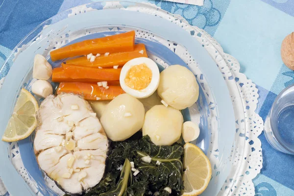 Typisch Portugese Maaltijd Met Heek Vissen Met Wortelen Aardappelen Kool — Stockfoto