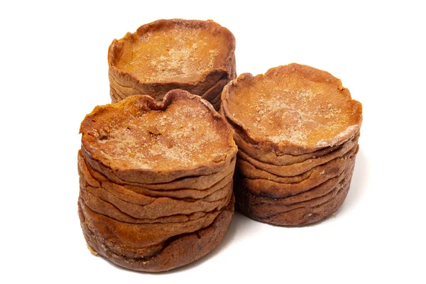 Beyaz bir arka plan üzerinde izole ünlü Portekizli folar kek.