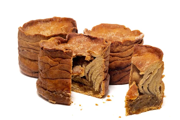 Beyaz bir arka plan üzerinde izole ünlü Portekizli folar pasta.