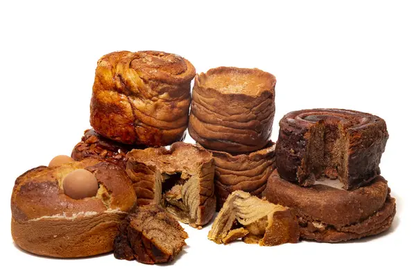 Beyaz bir arka plan üzerinde izole ünlü Portekizli folar kek karışımı.