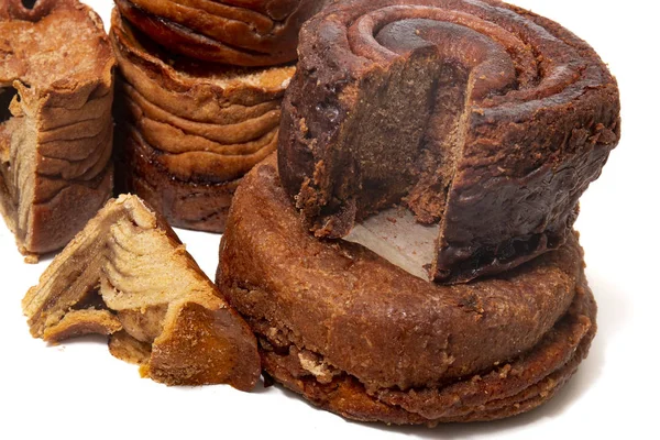 Beyaz bir arka plan üzerinde izole ünlü Portekizli folar kek karışımı.