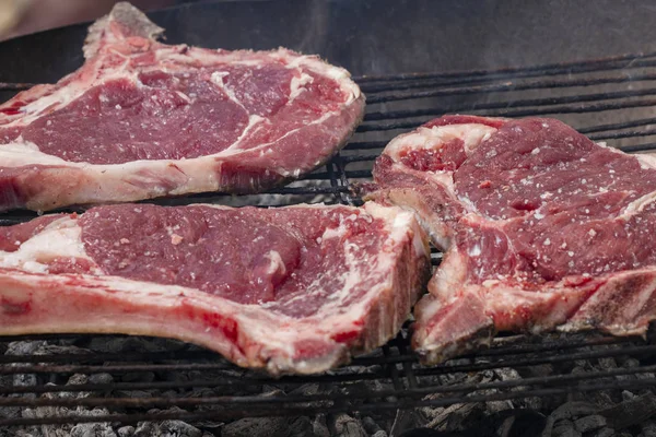 Vue Rapprochée Des Grillades Steaks Sur Barbecue — Photo