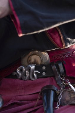 Ortaçağ asker elini kapat.