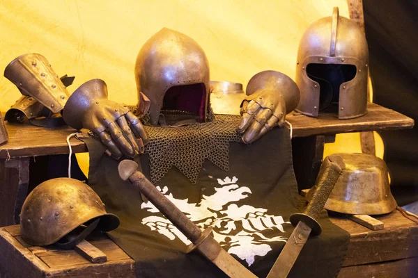 Middeleeuwse zwaarden, helmen en andere details — Stockfoto