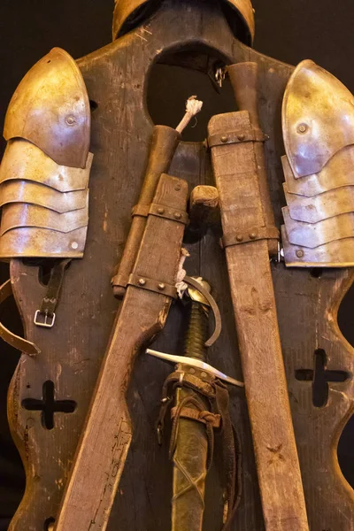 Espadas medievales, cascos y otros detalles —  Fotos de Stock