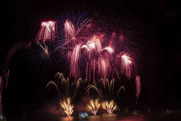 Bellissimi fuochi d'artificio colorati — Foto Stock