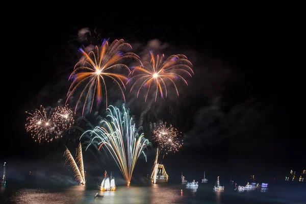 Hermosos fuegos artificiales de colores — Foto de Stock