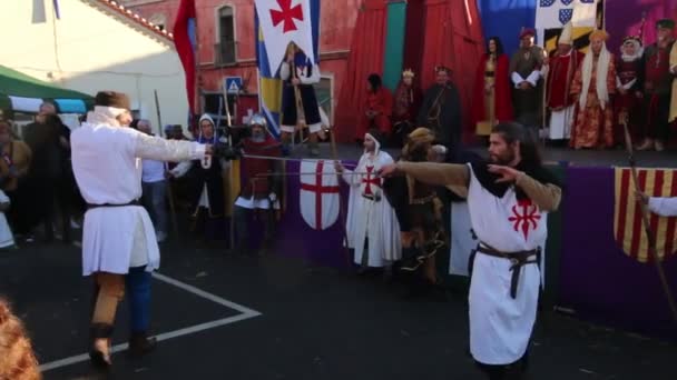Średniowieczni wykonawcy na festiwalu — Wideo stockowe